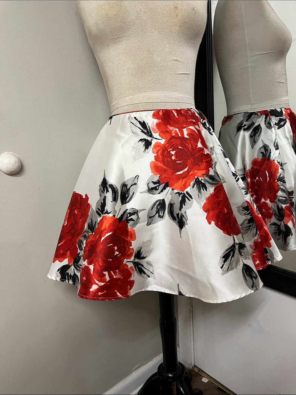 Vintage 1950s full circle red rose satin mini skirt with built in petticoat sz6